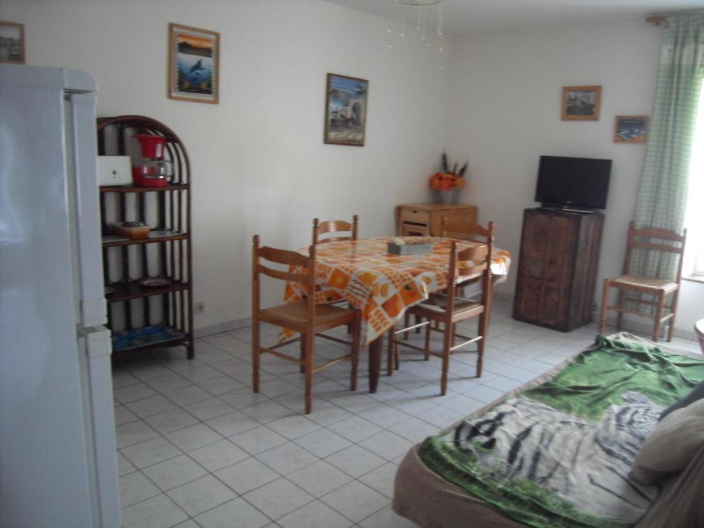 Gites De Mer Port-en-Bessin-Huppain Room photo